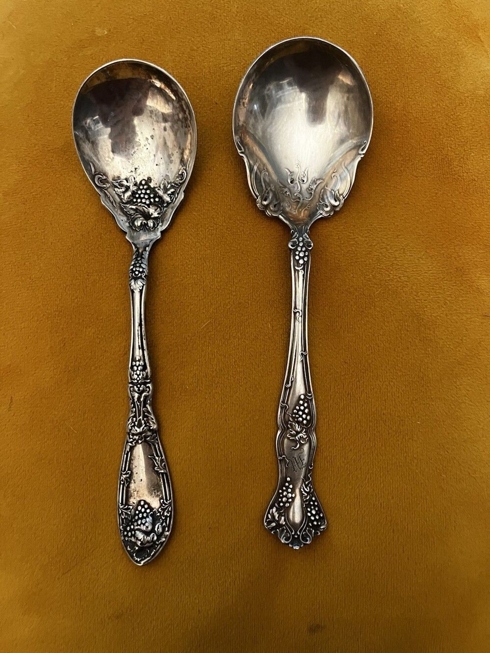 Wm A Rogers Vintage Grapes Silverplate Sugar Shell & Berry Spoon 2 La Vigne